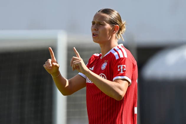 Klara BUEHL (FCB), Gestik,gibt Anweisungen, Aktion,Einzelbild,angeschnittenes Einzelmotiv,Halbfigur,halbe Figur. Fussball Testspiel Bayern Muenchen Frauen - Paris FC am 09.08.2026 im Sportpark Unterhaching Saison 2026 2027, *** Klara BUEHL FCB, gesturing, giving instructions, in action,Single frame, cropped single subject, half-length shot, half-figure soccer friendly match between Bayern Munich Women and Paris FC on August 9, 2026, at Sportpark Unterhaching, 2026–2027 season,