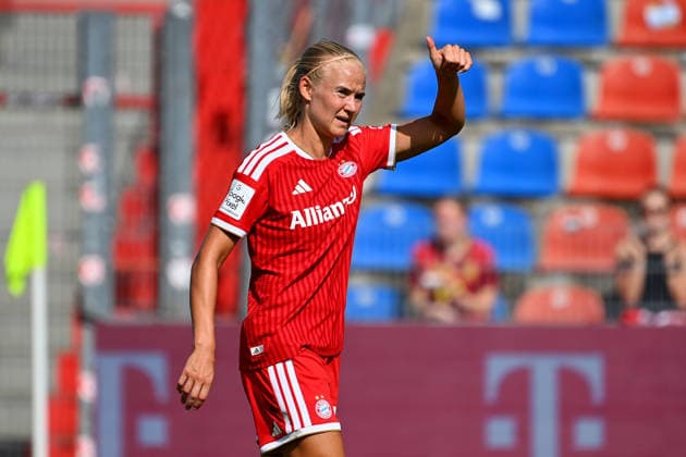 Pernile HARDER (FCB), Gestik,thumb up,Daumen hoch, Aktion,Einzelbild,angeschnittenes Einzelmotiv,Halbfigur,halbe Figur. Fussball Testspiel Bayern Muenchen Frauen - Paris FC am 09.08.2026 im Sportpark Unterhaching Saison 2026 2027, *** Pernile HARDER FCB, gesture, thumbs up, Action, Single Frame, Cropped Single Subject, Half-Figure, Half-Figure: Women’s soccer friendly match between Bayern Munich and Paris FC on August 9, 2026, at Sportpark Unterhaching, 2026–2027 season,