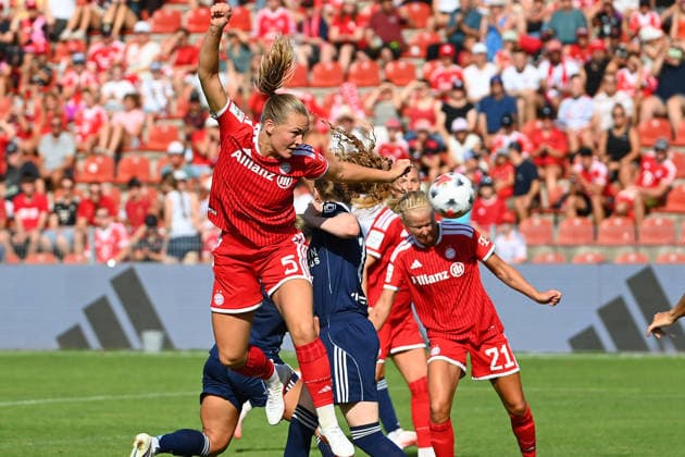 Strafraumszene mit Magdalena ERIKSSON (FCB),re:Pernile HARDER (FCB),Aktion, Kopfball. Fussball Testspiel Bayern Muenchen Frauen - Paris FC am 09.08.2026 im Sportpark Unterhaching Saison 2026 2027, *** Penalty area play featuring Magdalena ERIKSSON (FCB) and Pernile HARDER (FCB), action, header, soccer, friendly match between Bayern Munich Women and Paris FC on August 9, 2026, at Sportpark Unterhaching, 2026–2027 season,