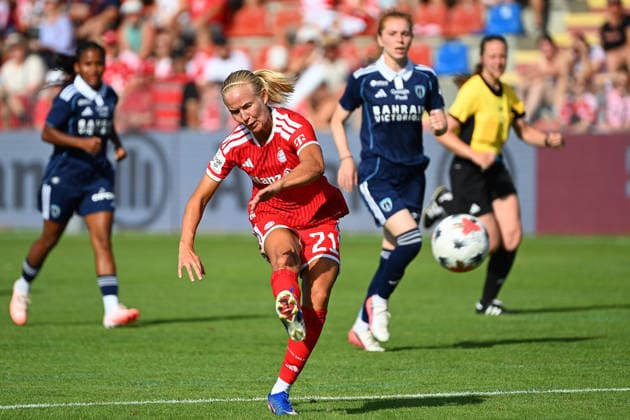 Pernile HARDER (FCB), Aktion,Schuss. Fussball Testspiel Bayern Muenchen Frauen - Paris FC am 09.08.2026 im Sportpark Unterhaching Saison 2026 2027, *** Pernile HARDER FCB, Action, Shot, Soccer Friendly Match: Bayern Munich Women vs. Paris FC on August 9, 2026, at Sportpark Unterhaching, 2026–2027 Season,