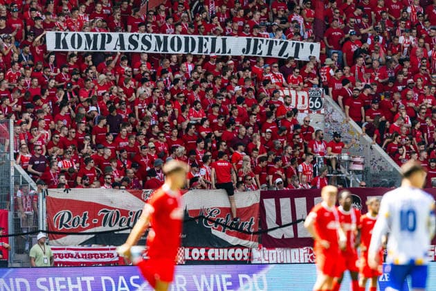 Jena , 090826, Fussball Regionalliga , FC Carl-Zeiss Jena - Rot Weiß Erfurt im Bild: Fanprotest zur Ligareform Reform , Kompassmodell Jetzt!