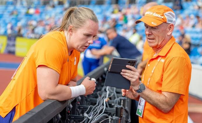 BIRMINGHAM - Jessica Schilder with coach Gert AndrÃ Damkat during the shot put qualifications at the European Athletics Championships. It is the first time the European Championships are being held in Great Britain. IRIS VAN DEN BROEK ANP xVIxANPxSportx xxANPxIVx 565214215 originalFilename: 565214215.jpg
