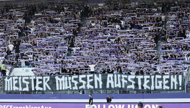 Aue, 06.08.2026, Erzgebirgsstadion, Fußball, Regionalliga, 1.Spieltag FC Erzgebirge Aue vs. Berliner FC Dynamo , Im Bild; Protest gegen die stockenden Bemühungen um die Regionalligareform. Fans von Erzgebirge Aue zeigen ein Transparent. , Nur für journalistische Zwecke. Only for editorial use! , DFB NOFV regulations prohibit any use of photographs as image sequences and or quasi-video. ,