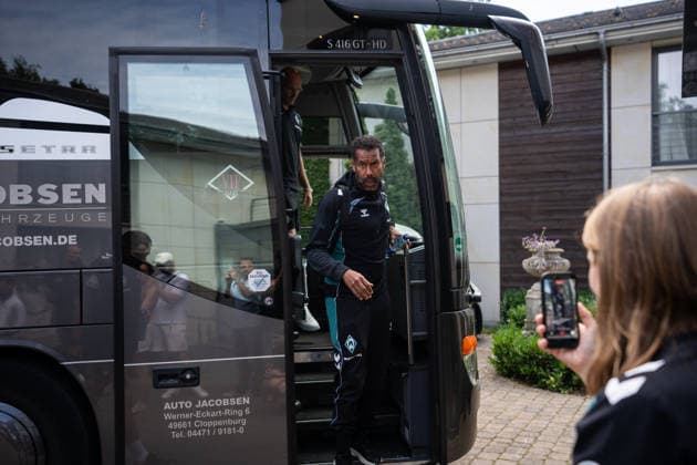 10.08.2026, GER Deutschland, Fussball, Saison 2026 2027, Trainingslager Werder Bremen, Ankunft der Mannschaft am Hotel-Residence Klosterpforte Daniel Thioune (Chef-Trainer, SV Werder Bremen) steigt aus den Bus Harsewinkel-Marienfeld Hotel-Residence Klosterpforte Nordrhein-Westfalen (NRW) Deutschland *** August 10, 2026, GER Germany, Soccer, 2026–2027 season, Werder Bremen training camp, team arrives at the Hotel Residence Klosterpforte; Daniel Thioune, head coach; SV Werder Bremen gets off the bus in Harsewinkel, Marienfeld, Hotel Residence Klosterpforte, North Rhine-Westphalia (NRW), Germany Copyright: xnordphotoxGmbHx xChristianxSchulzex