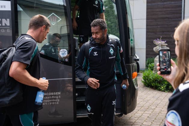 10.08.2026, GER Deutschland, Fussball, Saison 2026 2027, Trainingslager Werder Bremen, Ankunft der Mannschaft am Hotel-Residence Klosterpforte Daniel Thioune (Chef-Trainer, SV Werder Bremen) steigt aus den Bus Harsewinkel-Marienfeld Hotel-Residence Klosterpforte Nordrhein-Westfalen (NRW) Deutschland *** August 10, 2026, GER Germany, Soccer, 2026–2027 season, Werder Bremen training camp, team arrives at the Hotel Residence Klosterpforte; Daniel Thioune, head coach; SV Werder Bremen gets off the bus in Harsewinkel, Marienfeld, Hotel Residence Klosterpforte, North Rhine-Westphalia (NRW), Germany Copyright: xnordphotoxGmbHx xChristianxSchulzex