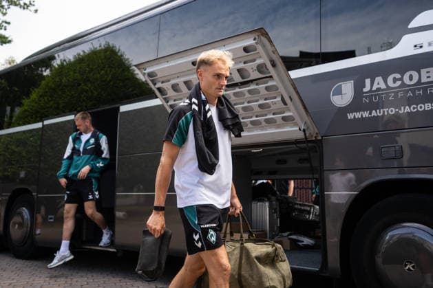 10.08.2026, GER Deutschland, Fussball, Saison 2026 2027, Trainingslager Werder Bremen, Ankunft der Mannschaft am Hotel-Residence Klosterpforte Amos Pieper (SV Werder Bremen, 5) mit Tasche in der Hand Harsewinkel-Marienfeld Hotel-Residence Klosterpforte Nordrhein-Westfalen (NRW) Deutschland *** August 10, 2026, GER Germany, Soccer, 2026–2027 Season, Werder Bremen training camp, the team arrives at the Hotel Residence Klosterpforte; Amos Pieper of SV Werder Bremen, number 5, holding a bag; Harsewinkel, Marienfeld, Hotel Residence Klosterpforte, North Rhine-Westphalia (NRW), Germany Copyright: xnordphotoxGmbHx xChristianxSchulzex