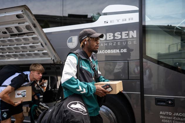 10.08.2026, GER Deutschland, Fussball, Saison 2026 2027, Trainingslager Werder Bremen, Ankunft der Mannschaft am Hotel-Residence Klosterpforte Samuel Mbangula (SV Werder Bremen, 7) Harsewinkel-Marienfeld Hotel-Residence Klosterpforte Nordrhein-Westfalen (NRW) Deutschland *** August 10, 2026, GER Germany, Soccer, 2026–2027 season, Werder Bremen training camp, team arrival at the Hotel Residence Klosterpforte, Samuel Mbangula, SV Werder Bremen, 7 Harsewinkel, Marienfeld, Hotel Residence Klosterpforte, North Rhine-Westphalia (NRW), Germany Copyright: xnordphotoxGmbHx xChristianxSchulzex
