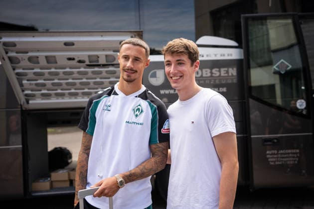 10.08.2026, GER Deutschland, Fussball, Saison 2026 2027, Trainingslager Werder Bremen, Ankunft der Mannschaft am Hotel-Residence Klosterpforte Marco Friedl (SV Werder Bremen, 32) macht Fotos mit Fans Harsewinkel-Marienfeld Hotel-Residence Klosterpforte Nordrhein-Westfalen (NRW) Deutschland *** August 10, 2026, GER Germany, Soccer, 2026–2027 season, Werder Bremen training camp, the team arrives at the Hotel Residence Klosterpforte; Marco Friedl of SV Werder Bremen, age 32, takes photos with fans in Harsewinkel, Marienfeld, Hotel Residence Klosterpforte, North Rhine-Westphalia (NRW), Germany Copyright: xnordphotoxGmbHx xChristianxSchulzex