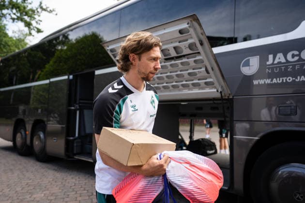 10.08.2026, GER Deutschland, Fussball, Saison 2026 2027, Trainingslager Werder Bremen, Ankunft der Mannschaft am Hotel-Residence Klosterpforte Mitchell Weiser (SV Werder Bremen, 8) Harsewinkel-Marienfeld Hotel-Residence Klosterpforte Nordrhein-Westfalen (NRW) Deutschland *** August 10, 2026, GER Germany, Soccer, 2026–2027 season, Werder Bremen training camp, team arrival at the Hotel Residence Klosterpforte, Mitchell Weiser, SV Werder Bremen, 8 Harsewinkel, Marienfeld, Hotel Residence Klosterpforte, North Rhine-Westphalia (NRW), Germany Copyright: xnordphotoxGmbHx xChristianxSchulzex