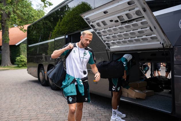 10.08.2026, GER Deutschland, Fussball, Saison 2026 2027, Trainingslager Werder Bremen, Ankunft der Mannschaft am Hotel-Residence Klosterpforte Alexander Schlager (SV Werder Bremen, 30) Harsewinkel-Marienfeld Hotel-Residence Klosterpforte Nordrhein-Westfalen (NRW) Deutschland *** August 10, 2026, GER Germany, Soccer, 2026–2027 season, Werder Bremen training camp, team arrival at the Hotel Residence Klosterpforte, Alexander Schlager, SV Werder Bremen, 30 Harsewinkel, Marienfeld, Hotel Residence Klosterpforte, North Rhine-Westphalia (NRW), Germany Copyright: xnordphotoxGmbHx xChristianxSchulzex