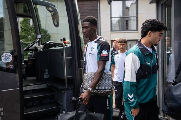 10.08.2026, GER Deutschland, Fussball, Saison 2026 2027, Trainingslager Werder Bremen, Ankunft der Mannschaft am Hotel-Residence Klosterpforte Karim Coulibaly (SV Werder Bremen, 31) Harsewinkel-Marienfeld Hotel-Residence Klosterpforte Nordrhein-Westfalen (NRW) Deutschland *** August 10, 2026, GER Germany, Soccer, 2026–2027 season, Werder Bremen training camp, team arrival at the Hotel Residence Klosterpforte, Karim Coulibaly, SV Werder Bremen, 31 Harsewinkel, Marienfeld, Hotel Residence Klosterpforte, North Rhine-Westphalia (NRW), Germany Copyright: xnordphotoxGmbHx xChristianxSchulzex