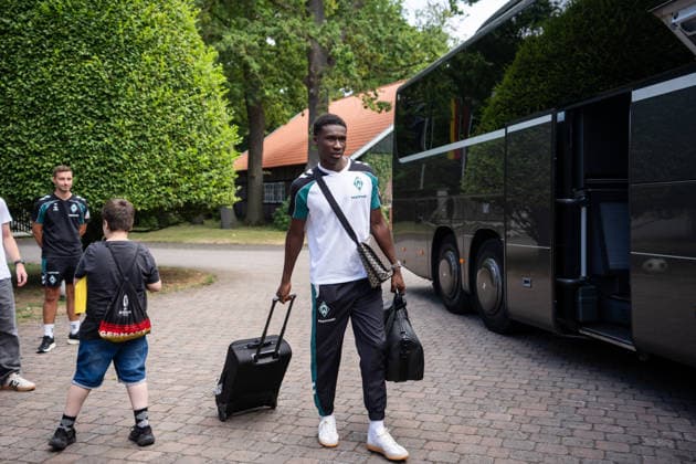 10.08.2026, GER Deutschland, Fussball, Saison 2026 2027, Trainingslager Werder Bremen, Ankunft der Mannschaft am Hotel-Residence Klosterpforte Karim Coulibaly (SV Werder Bremen, 31) Harsewinkel-Marienfeld Hotel-Residence Klosterpforte Nordrhein-Westfalen (NRW) Deutschland *** August 10, 2026, GER Germany, Soccer, 2026–2027 season, Werder Bremen training camp, team arrives at Hotel Residence Klosterpforte, Karim Coulibaly, SV Werder Bremen, 31 Harsewinkel, Marienfeld, Hotel Residence Klosterpforte, North Rhine-Westphalia (NRW), Germany Copyright: xnordphotoxGmbHx xChristianxSchulzex