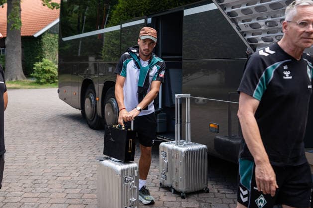 10.08.2026, GER Deutschland, Fussball, Saison 2026 2027, Trainingslager Werder Bremen, Ankunft der Mannschaft am Hotel-Residence Klosterpforte Olivier Deman (SV Werder Bremen, 2) Harsewinkel-Marienfeld Hotel-Residence Klosterpforte Nordrhein-Westfalen (NRW) Deutschland *** August 10, 2026, GER Germany, Soccer, 2026–2027 season, Werder Bremen training camp, team arrival at the Hotel Residence Klosterpforte, Olivier Deman, SV Werder Bremen, 2 Harsewinkel, Marienfeld, Hotel Residence Klosterpforte, North Rhine-Westphalia (NRW), Germany Copyright: xnordphotoxGmbHx xChristianxSchulzex