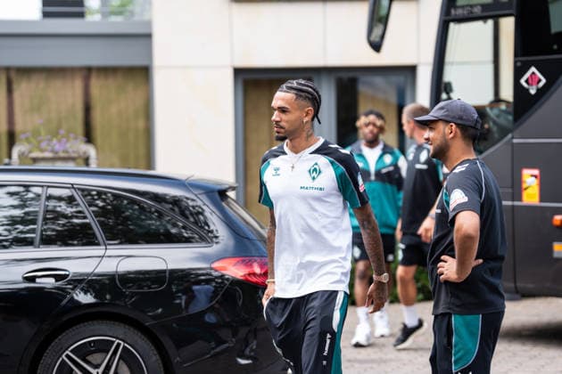 10.08.2026, GER Deutschland, Fussball, Saison 2026 2027, Trainingslager Werder Bremen, Ankunft der Mannschaft am Hotel-Residence Klosterpforte Justin Njinmah (SV Werder Bremen, 11) Harsewinkel-Marienfeld Hotel-Residence Klosterpforte Nordrhein-Westfalen (NRW) Deutschland *** August 10, 2026, GER Germany, Soccer, 2026–2027 season, Werder Bremen training camp, team arrival at the Hotel Residence Klosterpforte, Justin Njinmah, SV Werder Bremen, 11 Harsewinkel, Marienfeld, Hotel Residence Klosterpforte, North Rhine-Westphalia (NRW), Germany Copyright: xnordphotoxGmbHx xChristianxSchulzex