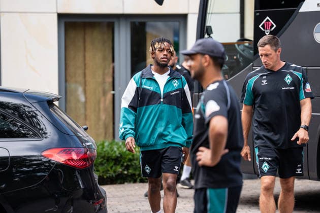 10.08.2026, GER Deutschland, Fussball, Saison 2026 2027, Trainingslager Werder Bremen, Ankunft der Mannschaft am Hotel-Residence Klosterpforte Samuel Mbangula (SV Werder Bremen, 7) Harsewinkel-Marienfeld Hotel-Residence Klosterpforte Nordrhein-Westfalen (NRW) Deutschland *** August 10, 2026, GER Germany, Soccer, 2026–2027 season, Werder Bremen training camp, team arrival at the Hotel Residence Klosterpforte, Samuel Mbangula, SV Werder Bremen, 7 Harsewinkel, Marienfeld, Hotel Residence Klosterpforte, North Rhine-Westphalia (NRW), Germany Copyright: xnordphotoxGmbHx xChristianxSchulzex