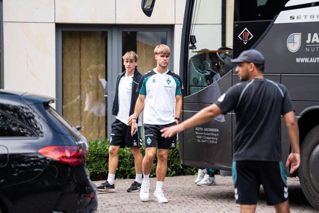 10.08.2026, GER Deutschland, Fussball, Saison 2026 2027, Trainingslager Werder Bremen, Ankunft der Mannschaft am Hotel-Residence Klosterpforte Mick Schmetgens (SV Werder Bremen, 33) und Luca Höcker Hoecker (SV Werder Bremen, 35) Harsewinkel-Marienfeld Hotel-Residence Klosterpforte Nordrhein-Westfalen (NRW) Deutschland *** August 10, 2026, GER Germany, Soccer, 2026–2027 Season, Werder Bremen training camp, the team arrives at the Hotel Residence Klosterpforte: Mick Schmetgens of SV Werder Bremen, 33, and Luca Höcker of SV Werder Bremen, 35; Harsewinkel, Marienfeld, Hotel Residence Klosterpforte, North Rhine-Westphalia (NRW), Germany Copyright: xnordphotoxGmbHx xChristianxSchulzex