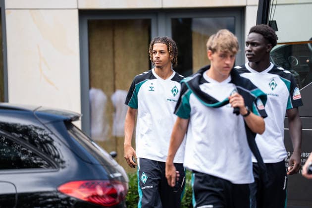 10.08.2026, GER Deutschland, Fussball, Saison 2026 2027, Trainingslager Werder Bremen, Ankunft der Mannschaft am Hotel-Residence Klosterpforte Kenny Queta (SV Werder Bremen, 19) Harsewinkel-Marienfeld Hotel-Residence Klosterpforte Nordrhein-Westfalen (NRW) Deutschland *** August 10, 2026, GER Germany, Soccer, 2026–2027 season, Werder Bremen training camp, team arrival at the Hotel Residence Klosterpforte, Kenny Queta, SV Werder Bremen, 19 Harsewinkel, Marienfeld, Hotel Residence Klosterpforte, North Rhine-Westphalia (NRW), Germany Copyright: xnordphotoxGmbHx xChristianxSchulzex