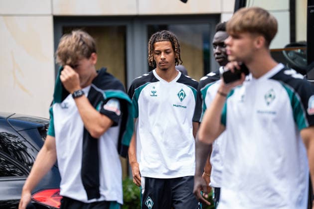 10.08.2026, GER Deutschland, Fussball, Saison 2026 2027, Trainingslager Werder Bremen, Ankunft der Mannschaft am Hotel-Residence Klosterpforte Kenny Queta (SV Werder Bremen, 19) Harsewinkel-Marienfeld Hotel-Residence Klosterpforte Nordrhein-Westfalen (NRW) Deutschland *** August 10, 2026, GER Germany, Soccer, 2026–2027 season, Werder Bremen training camp, team arrival at the Hotel Residence Klosterpforte, Kenny Queta, SV Werder Bremen, 19 Harsewinkel, Marienfeld, Hotel Residence Klosterpforte, North Rhine-Westphalia (NRW), Germany Copyright: xnordphotoxGmbHx xChristianxSchulzex