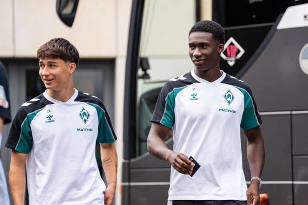 10.08.2026, GER Deutschland, Fussball, Saison 2026 2027, Trainingslager Werder Bremen, Ankunft der Mannschaft am Hotel-Residence Klosterpforte Patrice ÄaoviÄ‡ Covic (SV Werder Bremen, 24) und Karim Coulibaly (SV Werder Bremen, 31) Harsewinkel-Marienfeld Hotel-Residence Klosterpforte Nordrhein-Westfalen (NRW) Deutschland *** August 10, 2026, GER Germany, Soccer, 2026–2027 Season, Werder Bremen Training Camp, Team Arrives at the Hotel Residence Klosterpforte Patrice ÄaoviÄ‡ Covic, SV Werder Bremen, 24, and Karim Coulibaly, SV Werder Bremen, 31, Harsewinkel, Marienfeld, Hotel Residence Klosterpforte, North Rhine-Westphalia (NRW), Germany Copyright: xnordphotoxGmbHx xChristianxSchulzex