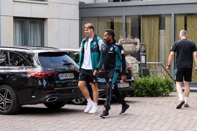 10.08.2026, GER Deutschland, Fussball, Saison 2026 2027, Trainingslager Werder Bremen, Ankunft der Mannschaft am Hotel-Residence Klosterpforte Cedric Itten (SV Werder Bremen, 26) zusammen mit Daniel Thioune (Chef-Trainer, SV Werder Bremen) Harsewinkel-Marienfeld Hotel-Residence Klosterpforte Nordrhein-Westfalen (NRW) Deutschland *** August 10, 2026, GER Germany, Soccer, 2026–2027 Season, Werder Bremen training camp, the team arrives at the Hotel Residence Klosterpforte; Cedric Itten of SV Werder Bremen, 26, along with head coach Daniel Thioune, SV Werder Bremen; Harsewinkel, Marienfeld, Hotel Residence Klosterpforte, North Rhine-Westphalia (NRW), Germany Copyright: xnordphotoxGmbHx xChristianxSchulzex