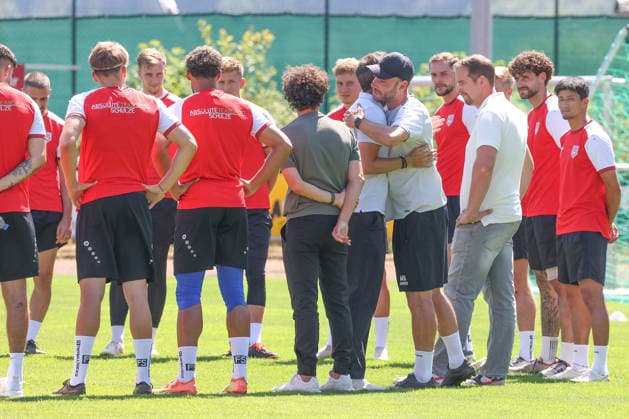 Training der Sportfreunde Siegen. Die Sportfreunde Siegen haben sich am 09.08.2026 von Trainer Boris Schommers (SI) getrennt. Trainer Boris Schommers (SI) verabschiedet sich von der Mannschaft und umarmt seinen bisherigen Co-Trainer Marco Beier (SI) der nun Interimstrainer ist. Fussball Regionalliga West, Training, Sportfreunde Siegen, am 10.08.2026 in Mudersbach Deutschland. *** Sportfreunde Siegen Training: Sportfreunde Siegen parted ways with head coach Boris Schommers SI on August 9, 2026. Coach Boris Schommers SI said goodbye to the team and hugged his former assistant coach, Marco Beier SI, who is now the interim coach. Soccer Regionalliga West, Training, Sportfreunde Siegen, on August 10, 2026, in Mudersbach, Germany