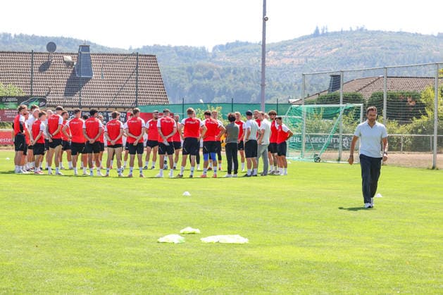 Training der Sportfreunde Siegen. Die Sportfreunde Siegen haben sich am 09.08.2026 von Trainer Boris Schommers (SI) getrennt. Trainer Boris Schommers (SI) re. hat sich von der Mannschaft verabschiedet und verlaesst (verlässt) den Platz. Fussball Regionalliga West, Training, Sportfreunde Siegen, am 10.08.2026 in Mudersbach Deutschland. *** Sportfreunde Siegen Training: Sportfreunde Siegen parted ways with coach Boris Schommers SI on August 9, 2026. Coach Boris Schommers SI said goodbye to the team and is leaving the field. Regional League West, Training, Sportfreunde Siegen, on August 10, 2026, in Mudersbach, Germany