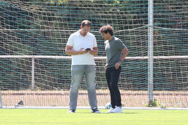 Training der Sportfreunde Siegen. Geschaeftsfuehrer (Geschäftsführer) Matthias Georg (SI) li. und Sportdirektor Nico Michaty (SI). Fussball Regionalliga West, Training, Sportfreunde Siegen, am 10.08.2026 in Mudersbach Deutschland. *** Sportfreunde Siegen Training: Managing Director Matthias Georg SI li and Sports Director Nico Michaty SI, Regionalliga West Soccer, Training, Sportfreunde Siegen, on August 10, 2026, in Mudersbach, Germany