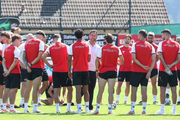 Training der Sportfreunde Siegen. Die Sportfreunde Siegen haben sich am 09.08.2026 von Trainer Boris Schommers (SI) getrennt. Trainer Boris Schommers (SI) Mi. verabschiedet sich von der Mannschaft. Fussball Regionalliga West, Training, Sportfreunde Siegen, am 10.08.2026 in Mudersbach Deutschland. *** Sportfreunde Siegen Training: Sportfreunde Siegen parted ways with coach Boris Schommers SI on August 9, 2026. Coach Boris Schommers SI bids farewell to the team. Soccer Regionalliga West, Training, Sportfreunde Siegen, on August 10, 2026, in Mudersbach, Germany
