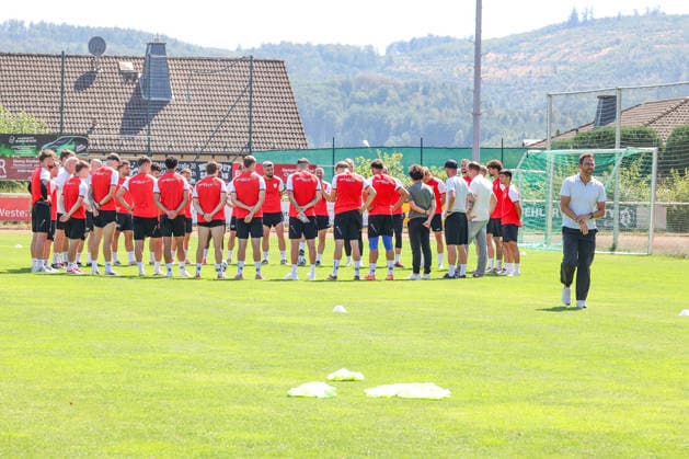 Training der Sportfreunde Siegen. Die Sportfreunde Siegen haben sich am 09.08.2026 von Trainer Boris Schommers (SI) getrennt. Trainer Boris Schommers (SI) re. hat sich von der Mannschaft verabschiedet und verlaesst (verlässt) den Platz. Fussball Regionalliga West, Training, Sportfreunde Siegen, am 10.08.2026 in Mudersbach Deutschland. *** Sportfreunde Siegen Training: Sportfreunde Siegen parted ways with coach Boris Schommers SI on August 9, 2026. Coach Boris Schommers SI said goodbye to the team and is leaving the field. Regional League West, Training, Sportfreunde Siegen, on August 10, 2026, in Mudersbach, Germany