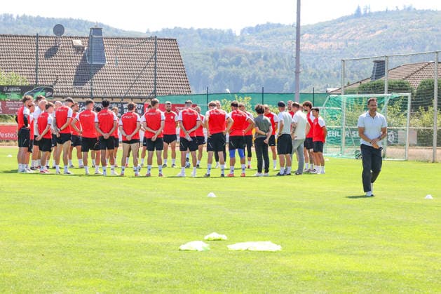 Training der Sportfreunde Siegen. Die Sportfreunde Siegen haben sich am 09.08.2026 von Trainer Boris Schommers (SI) getrennt. Trainer Boris Schommers (SI) re. hat sich von der Mannschaft verabschiedet und verlaesst (verlässt) den Platz. Fussball Regionalliga West, Training, Sportfreunde Siegen, am 10.08.2026 in Mudersbach Deutschland. *** Sportfreunde Siegen Training: Sportfreunde Siegen parted ways with coach Boris Schommers SI on August 9, 2026. Coach Boris Schommers SI said goodbye to the team and is leaving the field. Regional League West, Training, Sportfreunde Siegen, on August 10, 2026, in Mudersbach, Germany