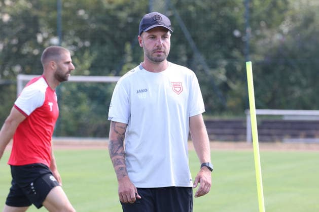 Training der Sportfreunde Siegen. Interimstrainer Marco Beier (SI) Fussball Regionalliga West, Training, Sportfreunde Siegen, am 10.08.2026 in Mudersbach Deutschland. *** Sportfreunde Siegen Training Session: Interim Coach Marco Beier, SI Soccer Regionalliga West, Training, Sportfreunde Siegen, on August 10, 2026, in Mudersbach, Germany