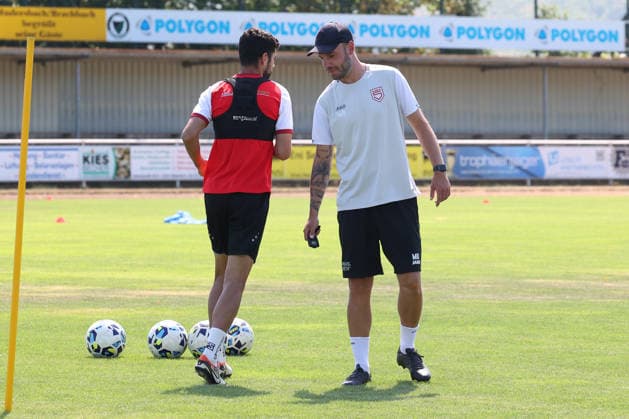 Training der Sportfreunde Siegen. Interimstrainer Marco Beier (SI) re. Fussball Regionalliga West, Training, Sportfreunde Siegen, am 10.08.2026 in Mudersbach Deutschland. *** Sportfreunde Siegen Training Session: Interim Coach Marco Beier, SI Re Soccer Regionalliga West, Training, Sportfreunde Siegen, on August 10, 2026, in Mudersbach, Germany