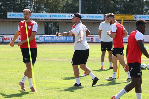 Training der Sportfreunde Siegen. Interimstrainer Marco Beier (SI) Mi. Fussball Regionalliga West, Training, Sportfreunde Siegen, am 10.08.2026 in Mudersbach Deutschland. *** Sportfreunde Siegen Practice: Interim Coach Marco Beier, SI Mi Soccer Regionalliga West, Practice, Sportfreunde Siegen, on August 10, 2026, in Mudersbach, Germany