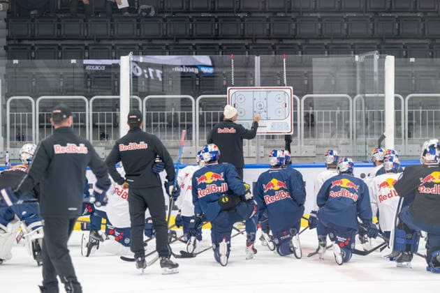 Der Co-Trainer erklärt die nächsten Trainingskonstellationen dem Team, EHC Red Bull Muenchen Pressetrainning, 10.08.2026 Muenchen Bayern Deutschland *** The assistant coach explains the next training drills to the team, EHC Red Bull Munich press training session, August 10, 2026, Munich, Bavaria, Germany Copyright: xkolbert-press UlrichxGamelx