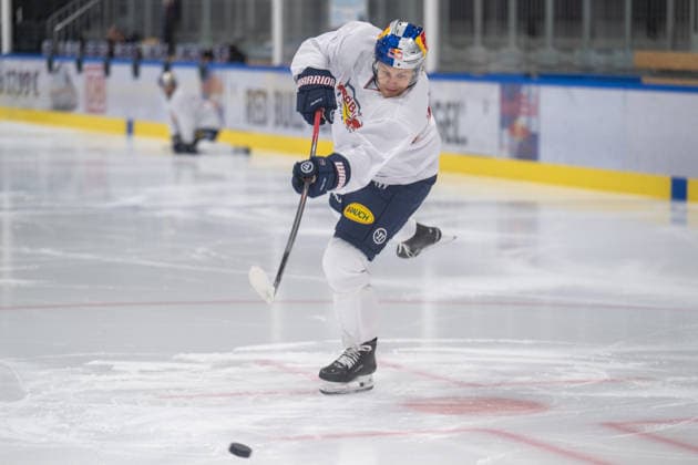 Philipp Krening 79 (EHC Red Bull Muenchen) schiesst den Puk in Richtung Tor, EHC Red Bull Muenchen Pressetrainning, 10.08.2026 Muenchen Bayern Deutschland *** Philipp Krening, 79, of EHC Red Bull Munich shoots the puck toward the goal, EHC Red Bull Munich press practice, August 10, 2026, Munich, Bavaria, Germany Copyright: xkolbert-press UlrichxGamelx