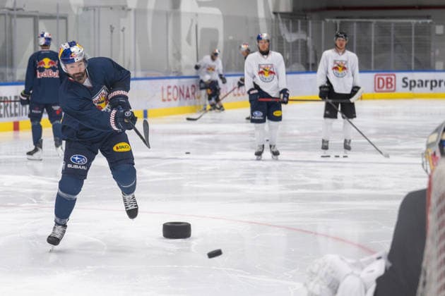 Ryan Murphy 24 (EHC Red Bull Muenchen), EHC Red Bull Muenchen Pressetrainning, 10.08.2026 Muenchen Bayern Deutschland *** Ryan Murphy 24 EHC Red Bull Munich, EHC Red Bull Munich Press Practice, August 10, 2026, Munich, Bavaria, Germany Copyright: xkolbert-press UlrichxGamelx