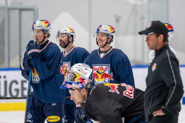 Veit Oswald 27 (EHC Red Bull Muenchen), Ryan Murphy 24 (EHC Red Bull Muenchen), Lucas Thaler 48 (EHC Red Bull Muenchen), EHC Red Bull Muenchen Pressetrainning, 10.08.2026 Muenchen Bayern Deutschland *** Veit Oswald 27, EHC Red Bull Munich; Ryan Murphy 24, EHC Red Bull Munich; Lucas Thaler 48, EHC Red Bull Munich; EHC Red Bull Munich Press Practice, August 10, 2026, Munich, Bavaria, Germany Copyright: xkolbert-press UlrichxGamelx