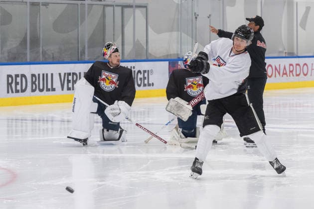 Ein Spieler vom EHC schiesst den Puk in Richtung Tor, EHC Red Bull Muenchen Pressetrainning, 10.08.2026 Muenchen Bayern Deutschland *** An EHC player shoots the puck toward the goal, EHC Red Bull Munich Press Practice, August 10, 2026, Munich, Bavaria, Germany Copyright: xkolbert-press UlrichxGamelx