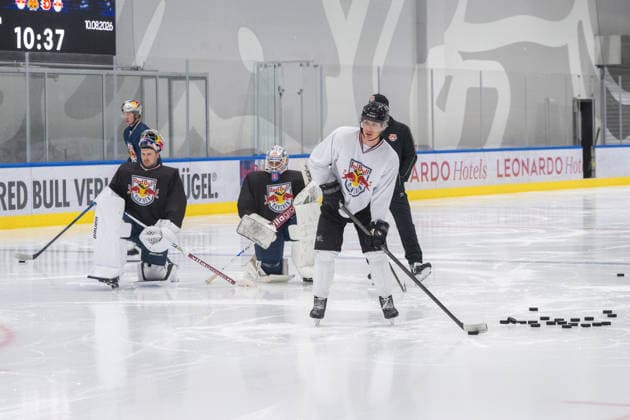 Die Torhueter Antonie Bibeau 30 (EHC Red Bull Muenchen) und Mathias Niederberger 35 (EHC Red Bull Muenchen) warten auf Ihren Einsatz , EHC Red Bull Muenchen Pressetrainning, 10.08.2026 Muenchen Bayern Deutschland *** Goalies Antonie Bibeau, 30, of EHC Red Bull Munich, and Mathias Niederberger, 35, of EHC Red Bull Munich, are waiting to take the ice; EHC Red Bull Munich press practice, August 10, 2026, Munich, Bavaria, Germany Copyright: xkolbert-press UlrichxGamelx