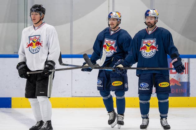 von rechts, Ryan Murphy 24 (EHC Red Bull Muenchen), Lucas Thaler 48 (EHC Red Bull Muenchen), EHC Red Bull Muenchen Pressetrainning, 10.08.2026 Muenchen Bayern Deutschland *** From right: Ryan Murphy 24, EHC Red Bull Munich; Lucas Thaler 48, EHC Red Bull Munich; EHC Red Bull Munich press practice, August 10, 2026, Munich, Bavaria, Germany Copyright: xkolbert-press UlrichxGamelx