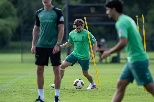 10.08.2026, GER Deutschland, Fussball, Saison 2026 2027, Trainingslager Werder Bremen, 1. Einheit des Trainingslagers von SV Werder Bremen in Harsewinkel-Marienfeld Mitchell Weiser (SV Werder Bremen, 8) Einzelaktion; Ganzkörper Ganzkoerper ; Ball am Fuss; Harsewinkel-Marienfeld Hotel-Residence Klosterpforte Nordrhein-Westfalen (NRW) Deutschland *** August 10, 2026, GER Germany, Soccer, 2026–2027 Season, Werder Bremen Training Camp, 1 session from SV Werder Bremen’s training camp in Harsewinkel-Marienfeld: Mitchell Weiser (SV Werder Bremen), 8 individual drills, full-body, ball at his feet, Harsewinkel-Marienfeld, Hotel Residence Klosterpforte, North Rhine-Westphalia (NRW), Germany Copyright: xnordphotoxGmbHx xChristianxSchulzex