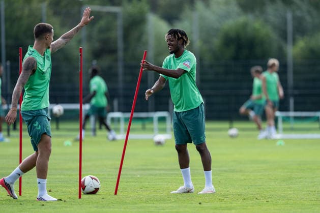 10.08.2026, GER Deutschland, Fussball, Saison 2026 2027, Trainingslager Werder Bremen, 1. Einheit des Trainingslagers von SV Werder Bremen in Harsewinkel-Marienfeld Samuel Mbangula (SV Werder Bremen, 7) und Marco Friedl (SV Werder Bremen, 32) haben gute Laune Harsewinkel-Marienfeld Hotel-Residence Klosterpforte Nordrhein-Westfalen (NRW) Deutschland *** August 10, 2026, GER Germany, Soccer, 2026–2027 Season, Werder Bremen Training Camp, 1 session from SV Werder Bremen’s training camp in Harsewinkel-Marienfeld: Samuel Mbangula (SV Werder Bremen, 7) and Marco Friedl (SV Werder Bremen, 32) are in good spirits at the Hotel Residence Klosterpforte in Harsewinkel-Marienfeld, North Rhine-Westphalia (NRW), Germany Copyright: xnordphotoxGmbHx xChristianxSchulzex