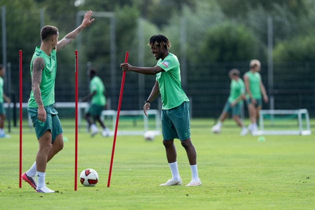 10.08.2026, GER Deutschland, Fussball, Saison 2026 2027, Trainingslager Werder Bremen, 1. Einheit des Trainingslagers von SV Werder Bremen in Harsewinkel-Marienfeld Samuel Mbangula (SV Werder Bremen, 7) und Marco Friedl (SV Werder Bremen, 32) haben gute Laune Harsewinkel-Marienfeld Hotel-Residence Klosterpforte Nordrhein-Westfalen (NRW) Deutschland *** August 10, 2026, GER Germany, Soccer, 2026–2027 Season, Werder Bremen Training Camp, 1 session from SV Werder Bremen’s training camp in Harsewinkel-Marienfeld: Samuel Mbangula (SV Werder Bremen, 7) and Marco Friedl (SV Werder Bremen, 32) are in good spirits at the Hotel Residence Klosterpforte in Harsewinkel-Marienfeld, North Rhine-Westphalia (NRW), Germany Copyright: xnordphotoxGmbHx xChristianxSchulzex