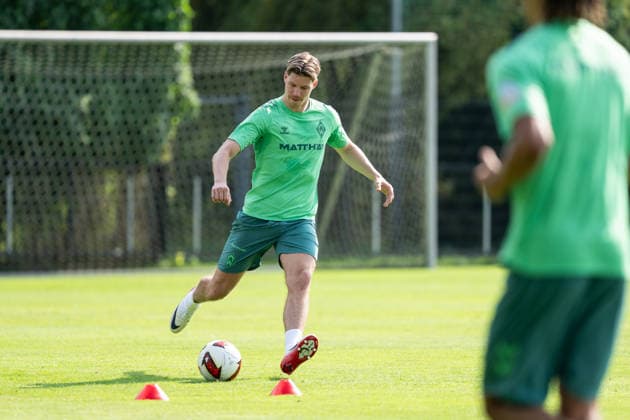 10.08.2026, GER Deutschland, Fussball, Saison 2026 2027, Trainingslager Werder Bremen, 1. Einheit des Trainingslagers von SV Werder Bremen in Harsewinkel-Marienfeld Cedric Itten (SV Werder Bremen, 26) Einzelaktion; Ganzkörper Ganzkoerper ; Ball am Fuss; Harsewinkel-Marienfeld Hotel-Residence Klosterpforte Nordrhein-Westfalen (NRW) Deutschland *** August 10, 2026, GER Germany, Soccer, 2026–2027 Season, Werder Bremen Training Camp, 1 session from SV Werder Bremen’s training camp in Harsewinkel, Marienfeld: Cedric Itten (SV Werder Bremen), 26 individual drills, full-body, ball at his feet, Harsewinkel, Marienfeld, Hotel Residence Klosterpforte, North Rhine-Westphalia (NRW), Germany Copyright: xnordphotoxGmbHx xChristianxSchulzex