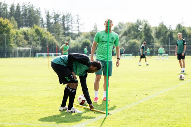 10.08.2026, GER Deutschland, Fussball, Saison 2026 2027, Trainingslager Werder Bremen, 1. Einheit des Trainingslagers von SV Werder Bremen in Harsewinkel-Marienfeld Daniel Thioune (Chef-Trainer, SV Werder Bremen) und Marco Grüll Gruell (SV Werder Bremen, 17) Harsewinkel-Marienfeld Hotel-Residence Klosterpforte Nordrhein-Westfalen (NRW) Deutschland *** August 10, 2026, GER Germany, Soccer, 2026–2027 Season, Werder Bremen Training Camp, 1 session of the SV Werder Bremen training camp in Harsewinkel, Marienfeld; Daniel Thioune, Head Coach, SV Werder Bremen, and Marco Grüll, SV Werder Bremen; 17 Harsewinkel, Marienfeld, Hotel Residence Klosterpforte, North Rhine-Westphalia (NRW), Germany Copyright: xnordphotoxGmbHx xChristianxSchulzex