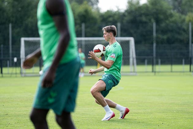 10.08.2026, GER Deutschland, Fussball, Saison 2026 2027, Trainingslager Werder Bremen, 1. Einheit des Trainingslagers von SV Werder Bremen in Harsewinkel-Marienfeld Cedric Itten (SV Werder Bremen, 26) nimm ball mit der Brust an Harsewinkel-Marienfeld Hotel-Residence Klosterpforte Nordrhein-Westfalen (NRW) Deutschland *** August 10, 2026, GER Germany, Soccer, 2026–2027 Season, Werder Bremen Training Camp, 1 session from SV Werder Bremen’s training camp in Harsewinkel, Marienfeld: Cedric Itten (SV Werder Bremen), 26, controls the ball with his chest; Harsewinkel, Marienfeld, Hotel Residence Klosterpforte, North Rhine-Westphalia (NRW), Germany Copyright: xnordphotoxGmbHx xChristianxSchulzex