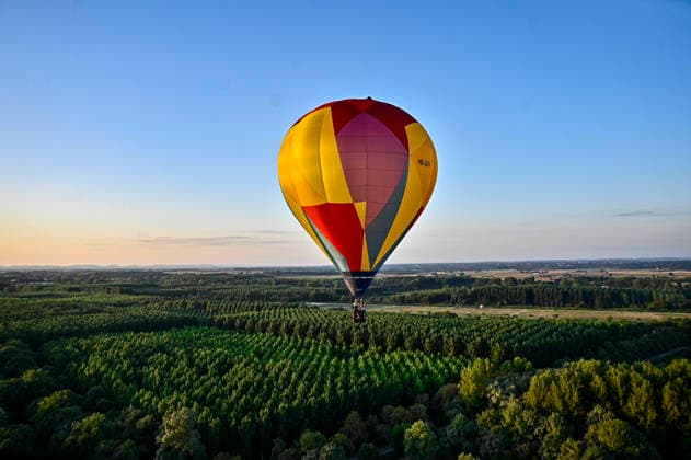 NEWS : Championnats de France de Montgolfieres - Marmande - 10 08 2026 Vol des Motgolfieres au dessus de la ville de Marmande en Lot et Garonne Marmande  Copyright: xThierryxBretonx