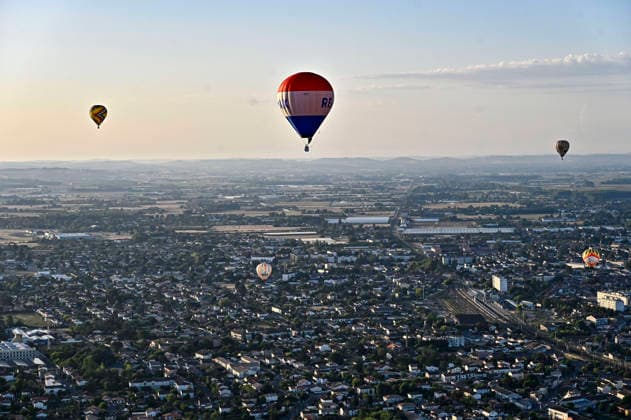 NEWS : Championnats de France de Montgolfieres - Marmande - 10 08 2026 Vol des Motgolfieres au dessus de la ville de Marmande en Lot et Garonne Marmande  Copyright: xThierryxBretonx