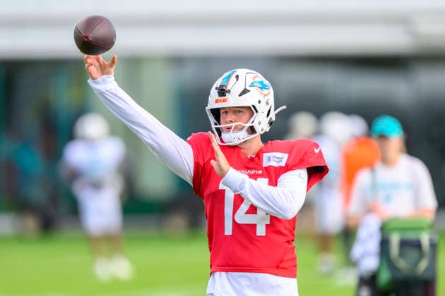 MIAMI GARDENS, FL - AUGUST 10: Miami Dolphins quarterback Quinn Ewers (14) throws the ball during the Miami Dolphins Training Camp on August 10 2026, at the Baptist Health Training Complex in Miami Gardens, FL. (Photo by Doug Murray Icon Sportswire) NFL, American Football Herren, USA AUG 10 Dolphins Training Camp EDITORIAL USE ONLY Icon796260810011