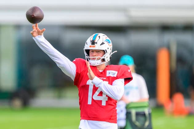 MIAMI GARDENS, FL - AUGUST 10: Miami Dolphins quarterback Quinn Ewers (14) throws the ball during the Miami Dolphins Training Camp on August 10 2026, at the Baptist Health Training Complex in Miami Gardens, FL. (Photo by Doug Murray Icon Sportswire) NFL, American Football Herren, USA AUG 10 Dolphins Training Camp EDITORIAL USE ONLY Icon796260810012